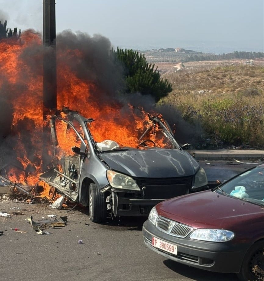 Un misil israelí impactó directamente en el coche y acabó con la vida de los tres pasajeros. 