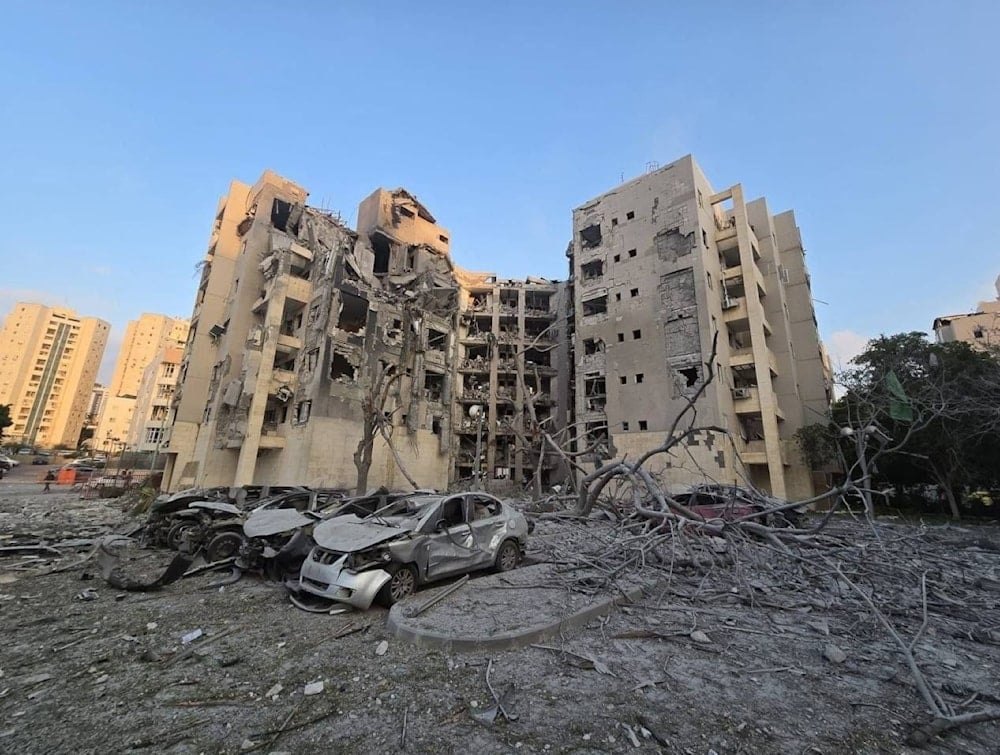 Daños que causaron los misiles de Irán en la Beersheba, en los territorios ocupados, minutos antes de la entrada en vigor del alto al fuego. 