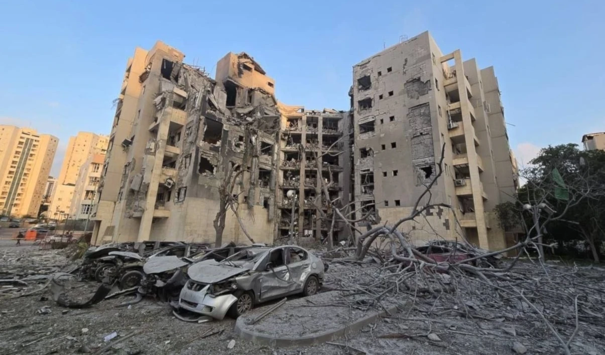 Daños que causaron los misiles de Irán en la Beersheba, en los territorios ocupados, minutos antes de la entrada en vigor del alto al fuego.