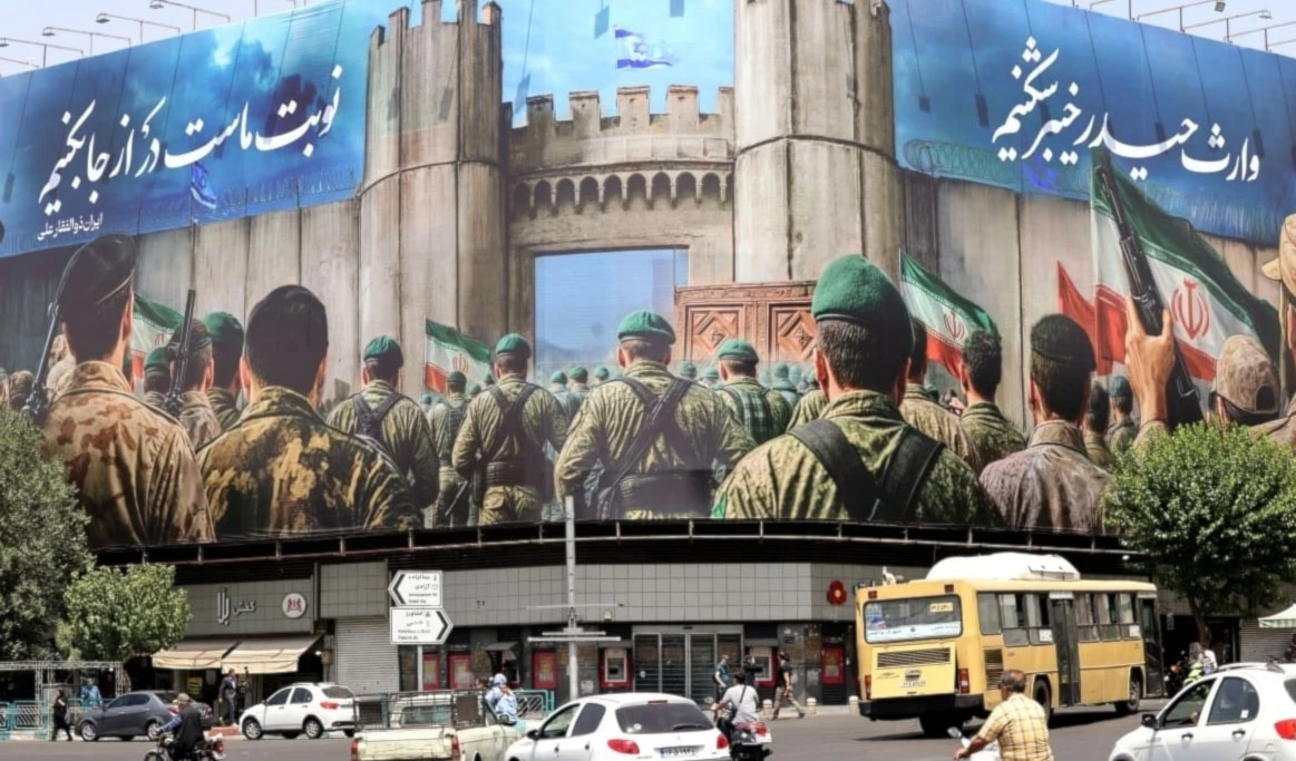 Un mural en Teherán reafirma el derecho a la resistencia contra la ocupación israelí.