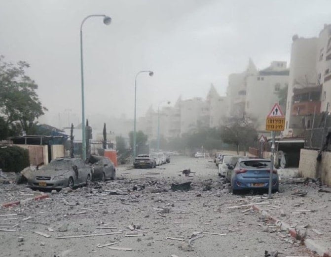 Efectos de la destrucción provocada por los misiles iraníes en la Palestina ocupada antes de la entrada en vigor del acuerdo de alto el fuego. 