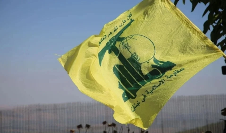 Hizbullah instó a los pueblos de la región a inspirarse en la victoria iraní, a unir sus filas y mantenerse firmes ante la opresión. Hizbullah instó a los pueblos de la región a inspirarse en la victoria iraní, a unir sus filas y mantenerse firmes ante la opresión.