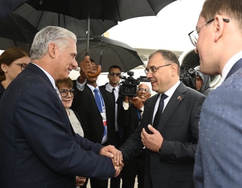 Miguel Díaz-Canel a su llegada a Bielorrusia. 
