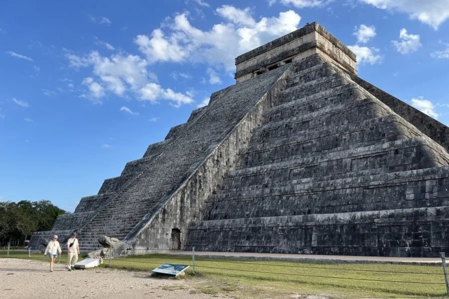 Científicos buscan una pirámide oculta dentro de Chichén Itzá
