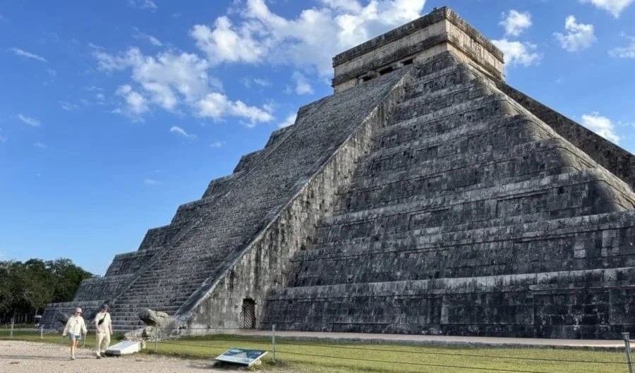 Científicos buscan una pirámide oculta dentro de Chichén Itzá Científicos buscan una pirámide oculta dentro de Chichén Itzá