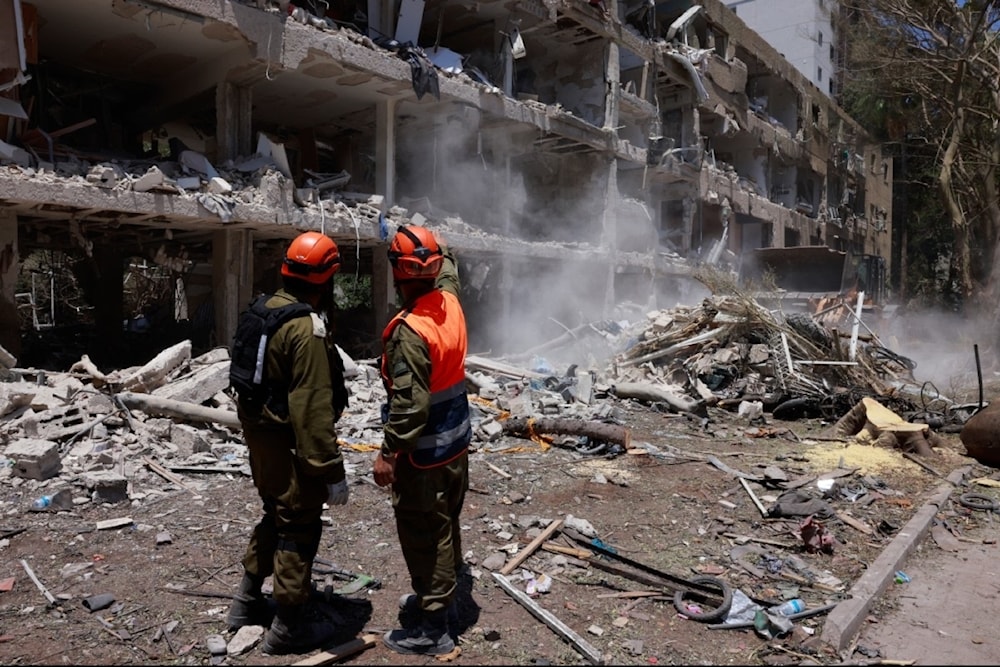 Equipo de rescate israelí inspecciona edificio dañado por misiles iraníes.