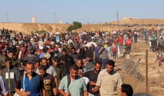 Palestinos avanzan hacia Khan Yunis para recibir ayuda.