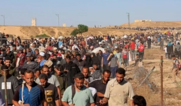 Palestinos avanzan hacia Khan Yunis para recibir ayuda.