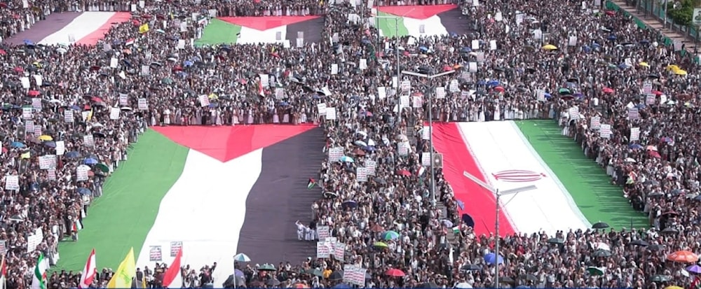 Manifestaciones populares con banderas de Yemen, Irán y Palestina en la plaza Al-Sabeen de Saná.