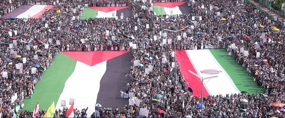 Manifestaciones populares con banderas de Yemen, Irán y Palestina en la plaza Al-Sabeen de Saná.