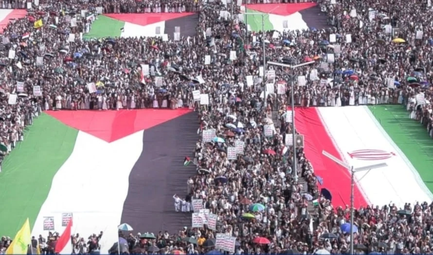 Manifestaciones populares con banderas de Yemen, Irán y Palestina en la plaza Al-Sabeen de Saná.