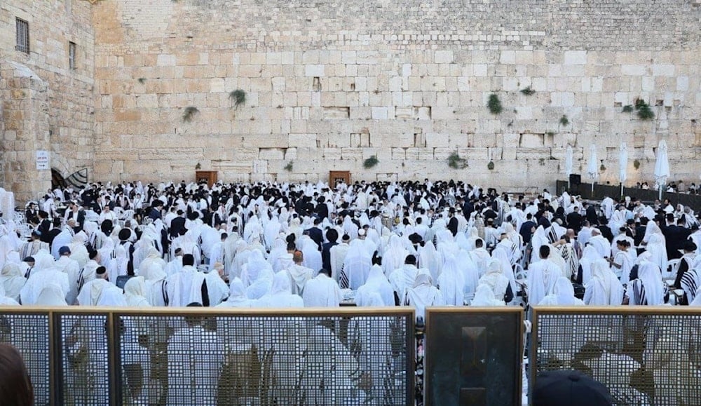 Colonos israelíes asaltaron el Muro de las Lamentaciones, al oeste de la Mezquita de Al-Aqsa. 