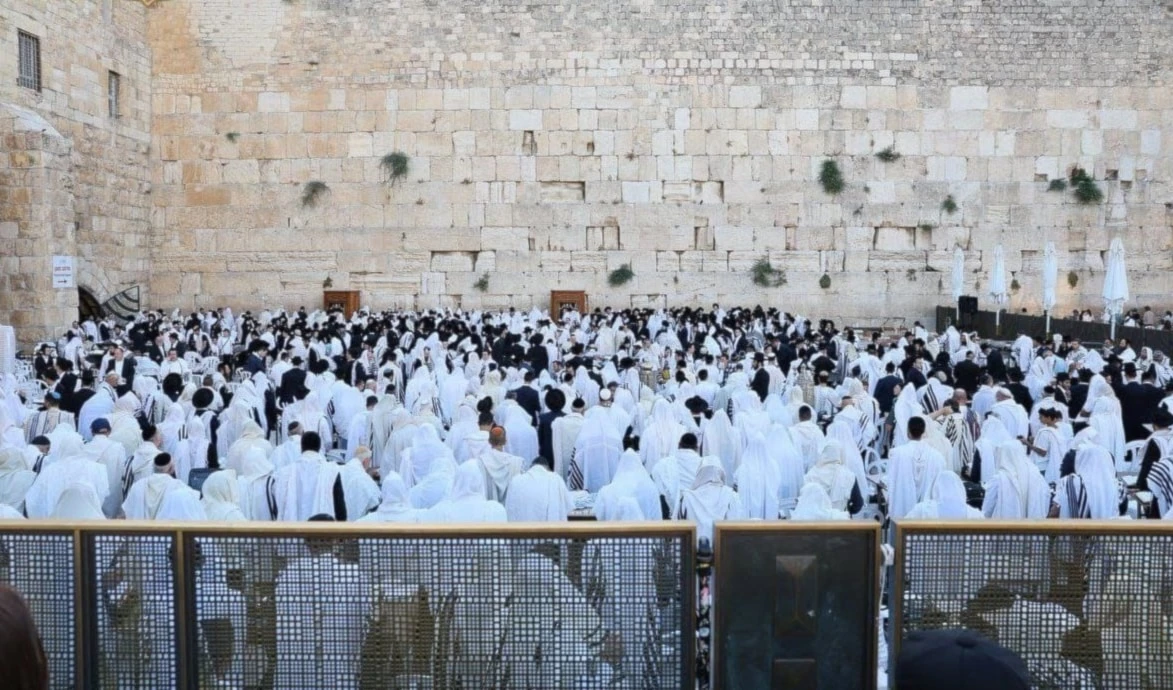 Colonos israelíes asaltaron el Muro de las Lamentaciones, al oeste de la Mezquita de Al-Aqsa.