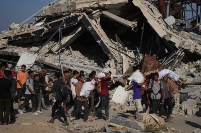 Palestinos buscan ayuda bajo constantes amenazas de ataques israelíes en Khan Yunis. 26 de junio de 2025 (Foto: AP)