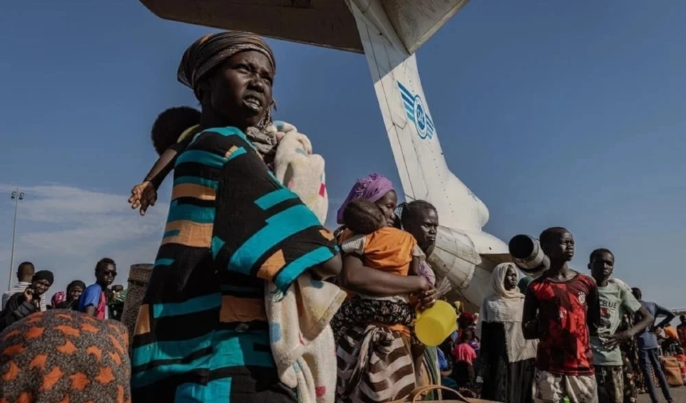 Sudaneses esperan por la ayuda humanitaria. Sudaneses esperan por la ayuda humanitaria.