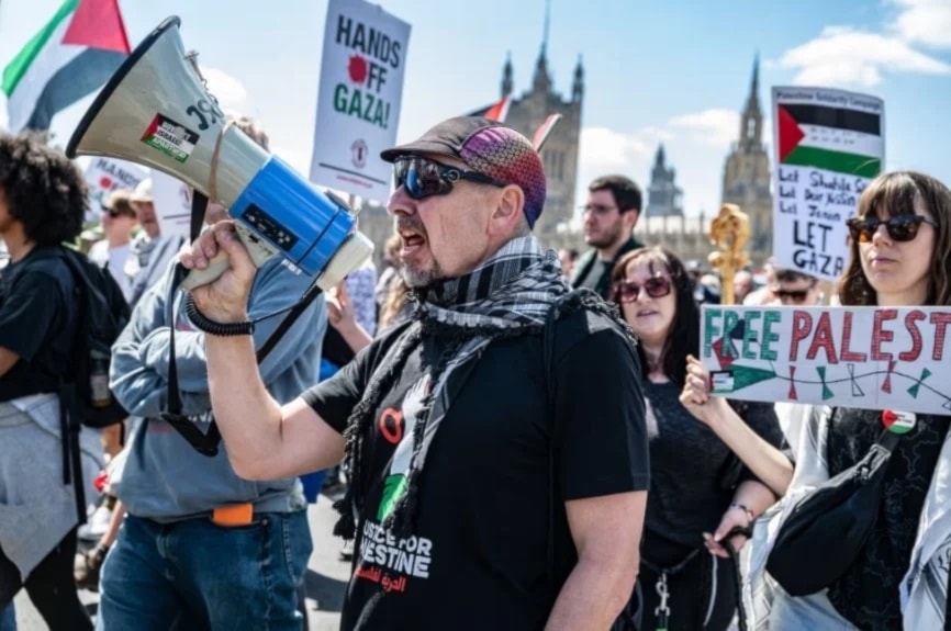Manifestantes en el Reino Unido expresan apoyo a Palestina y condenan genocidio israelí en Gaza.