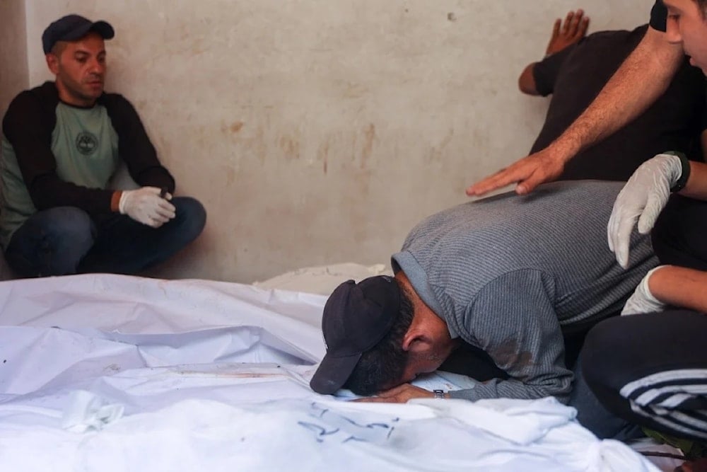 Cadáveres de palestinos tras el bombardeo israelí a Jabalia, al norte de la Franja.