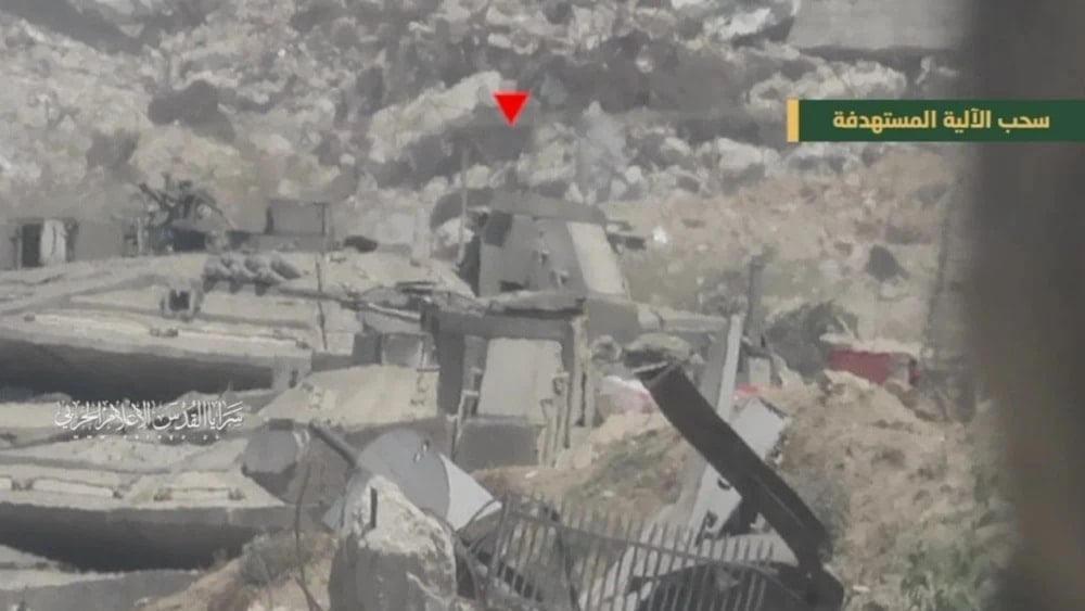 Escena de la detonación de un artefacto explosivo parte de las Brigadas Al Qassam contra un vehículo militar israelí.