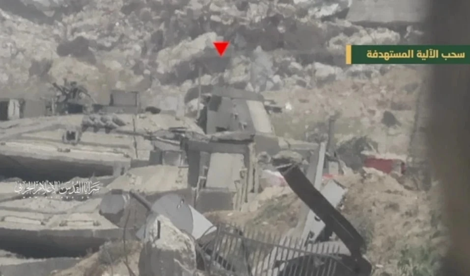 Escena de la detonación de un artefacto explosivo parte de las Brigadas Al Qassam contra un vehículo militar israelí.