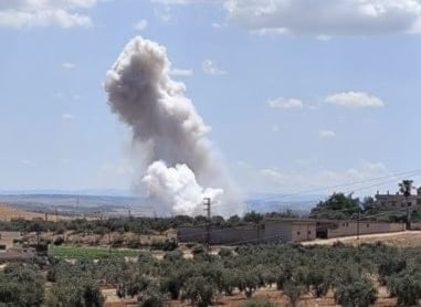 Escena de la explosión del depósito de municiones en la zona rural de Hama.