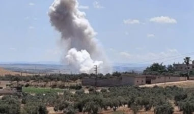 Escena de la explosión del depósito de municiones en la zona rural de Hama.