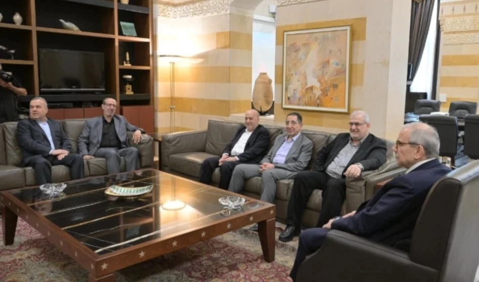 Reunión entre diputados del bloque parlamentario Lealtad a la Resistencia y el primer ministro, Nawaf Salam .