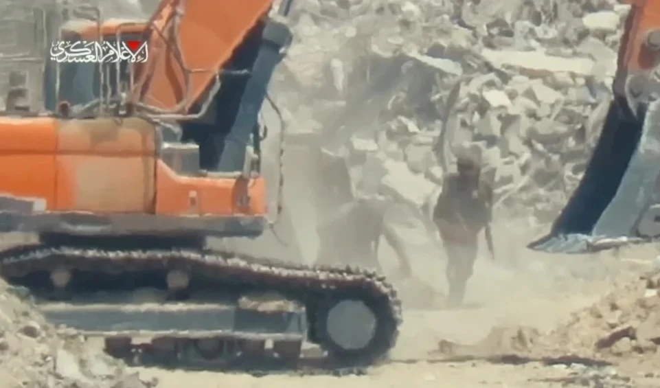 Brigadas Al Qassam atacan excavadora israelí como parte de la emboscada Piedras de David. Brigadas Al Qassam atacan excavadora israelí como parte de la emboscada Piedras de David.