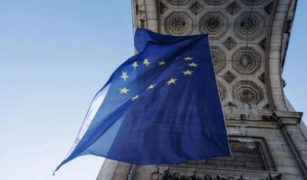 La bandera de la Unión Europea en el edificio de la presidencia belga del Consejo en Bruselas. Foto: AFP