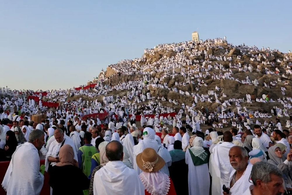 Los peregrinos musulmanes realizan el ritual de permanecer de pie en el monte Arafat.