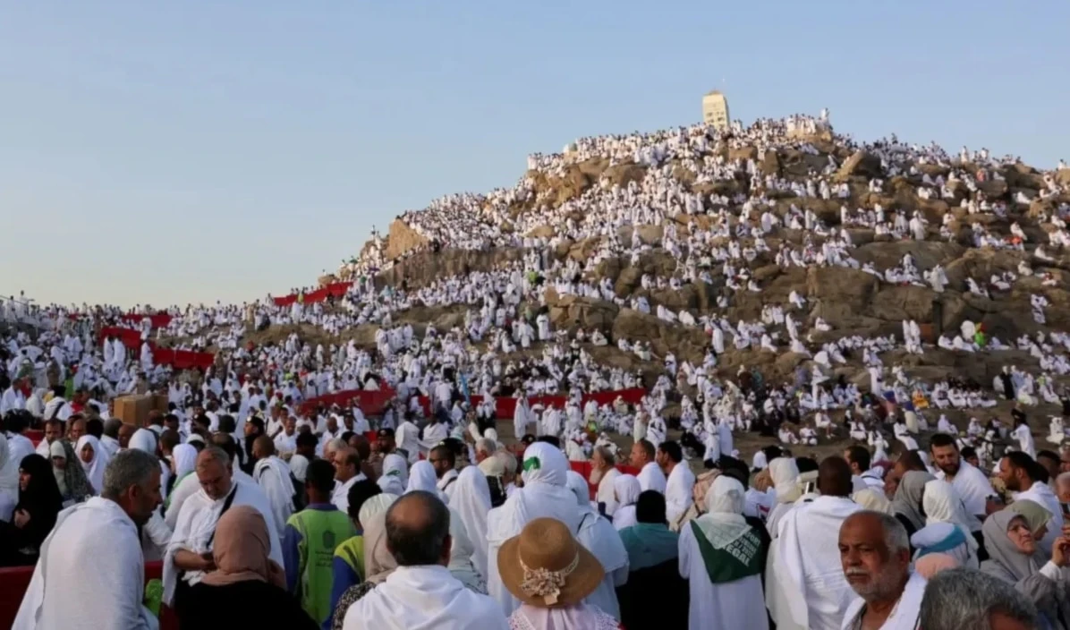 Los peregrinos musulmanes realizan el ritual de permanecer de pie en el monte Arafat.