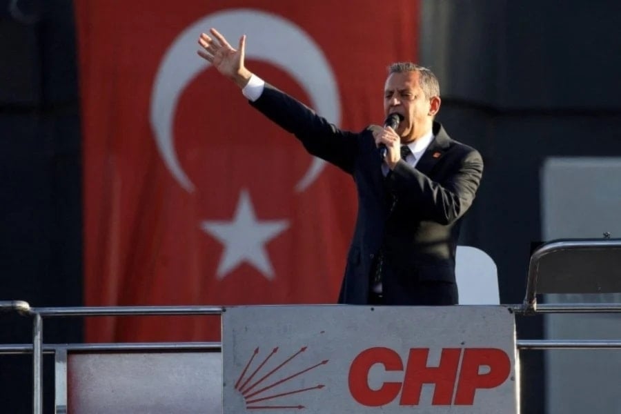 El opositor Ozgur Ozel acusó al aparato judicial de ejecutar un plan sistemático contra su partido. 