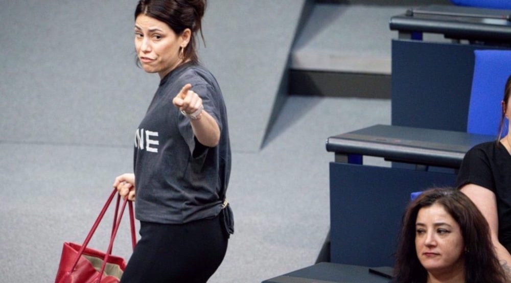 La diputada Cansin Köktürk sale del parlamento federal alemán. Foto: IMAGO