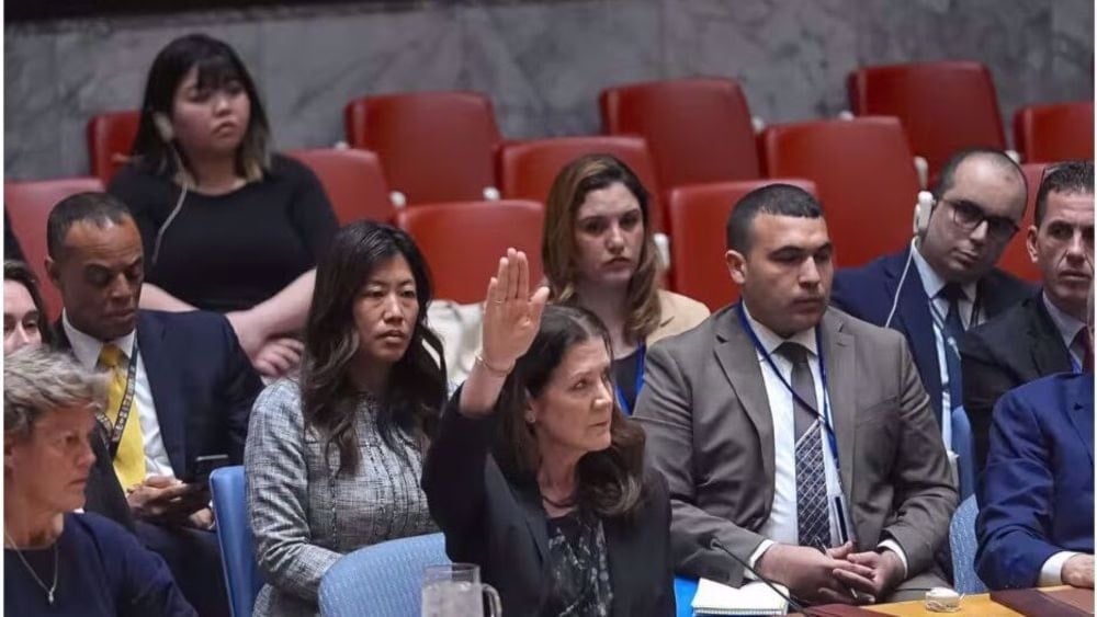 La embajadora interina de Estados Unidos ante las Naciones Unidas, Dorothy Shea, levanta la mano para vetar resolución del fin del genocidio israelí en la Franja de Gaza.