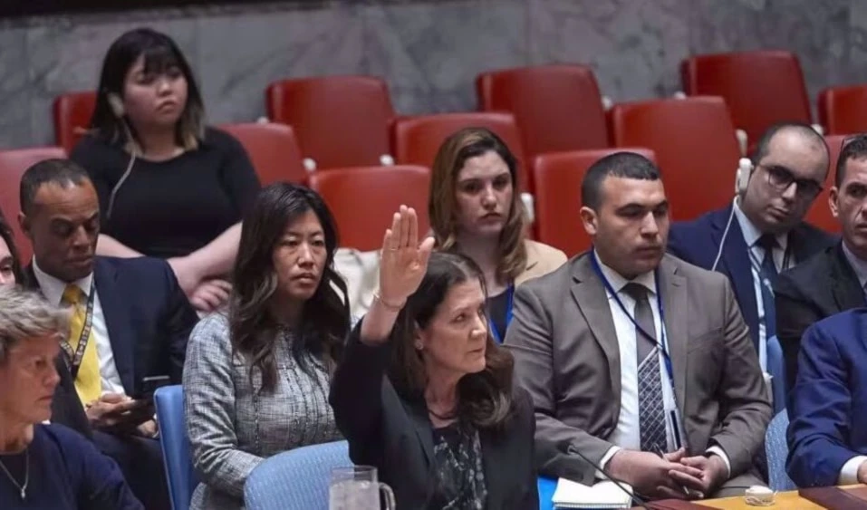 La embajadora interina de Estados Unidos ante las Naciones Unidas, Dorothy Shea, levanta la mano para vetar resolución del fin del genocidio israelí en la Franja de Gaza.