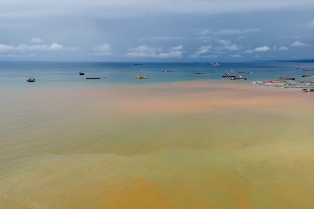 Aguas marinas contaminadas. Foto: Garry Lotulung.