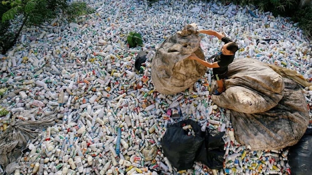 Reciclaje de botellas de plástico en la ciudad de Xa Cau, en las afueras de Hanoi, Vietnam. Foto: Reuters.