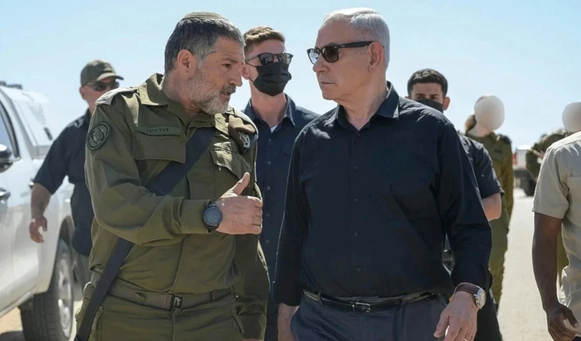 Nuevo jefe del Shin Bet, David Zinni, conversa con el primer ministro israelí, Benjamín Netanyahu. Nuevo jefe del Shin Bet, David Zinni, conversa con el primer ministro israelí, Benjamín Netanyahu.
