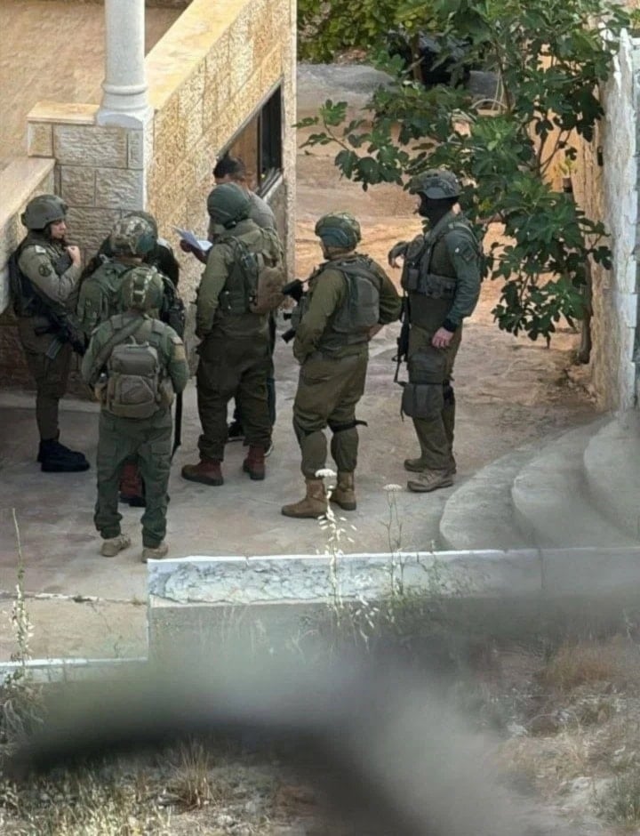 Fuerzas israelíes atacan viviendas palestinas en Kafr Malik, al oeste de Ramallah.