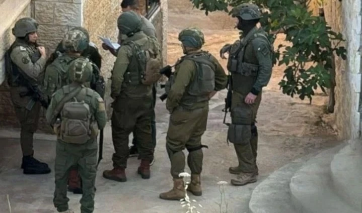 Fuerzas israelíes atacan viviendas palestinas en Kafr Malik, al oeste de Ramallah.