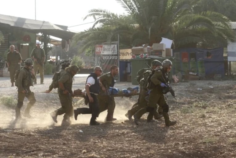 Fuerzas israelíes evacuan un soldado herido en la Franja de Gaza. (Foto: Reuters)