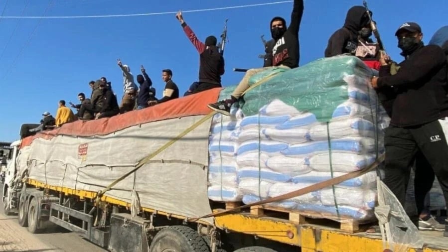 Hombres armados saquean ayuda humanitaria en la Franja de Gaza.