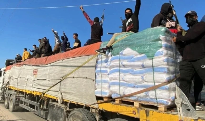 Hombres armados saquean ayuda humanitaria en la Franja de Gaza.