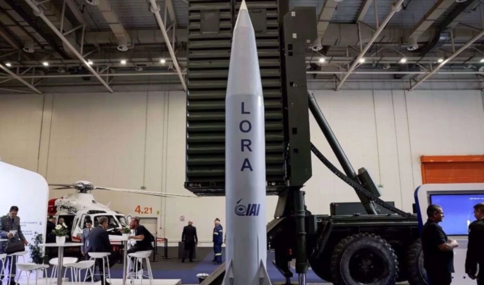 Misil cuasibalístico LORA de Israel Aerospace Industries exhibido en la Exposición de Defensa DEFEA en Atenas en mayo de 2025. Foto: Reuters