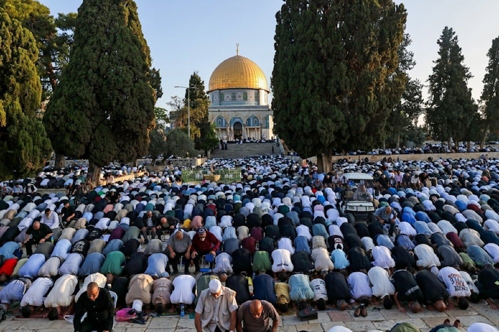80 mil palestinos rezan en Mezquita Al-Aqsa bajo restricciones israelíes.