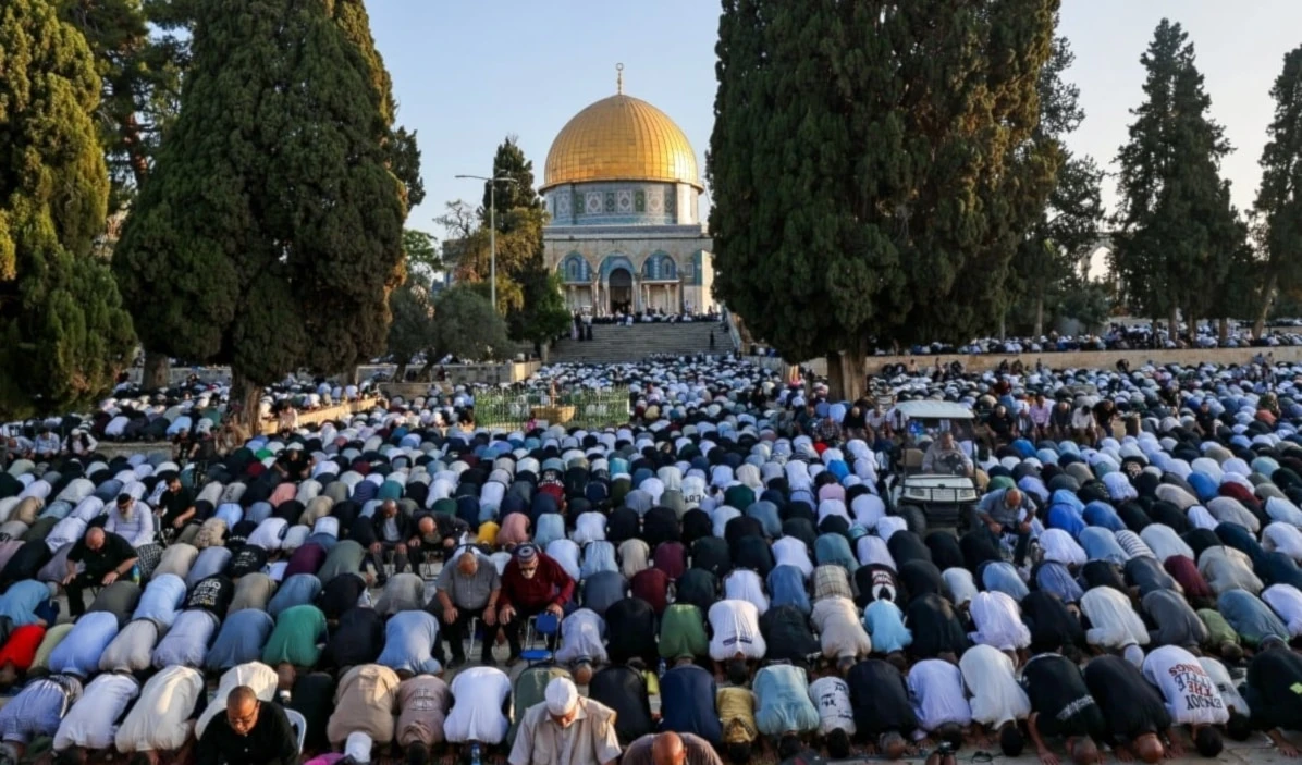 80 mil palestinos rezan en Mezquita Al-Aqsa bajo restricciones israelíes.