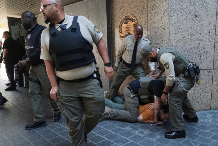 La policía federal efectuó varios arrestos violentos. (Foto: AP)