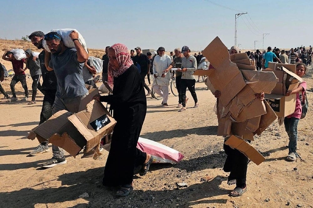 Miles de palestinos reciben sus paquetes de ayuda humanitaria. 