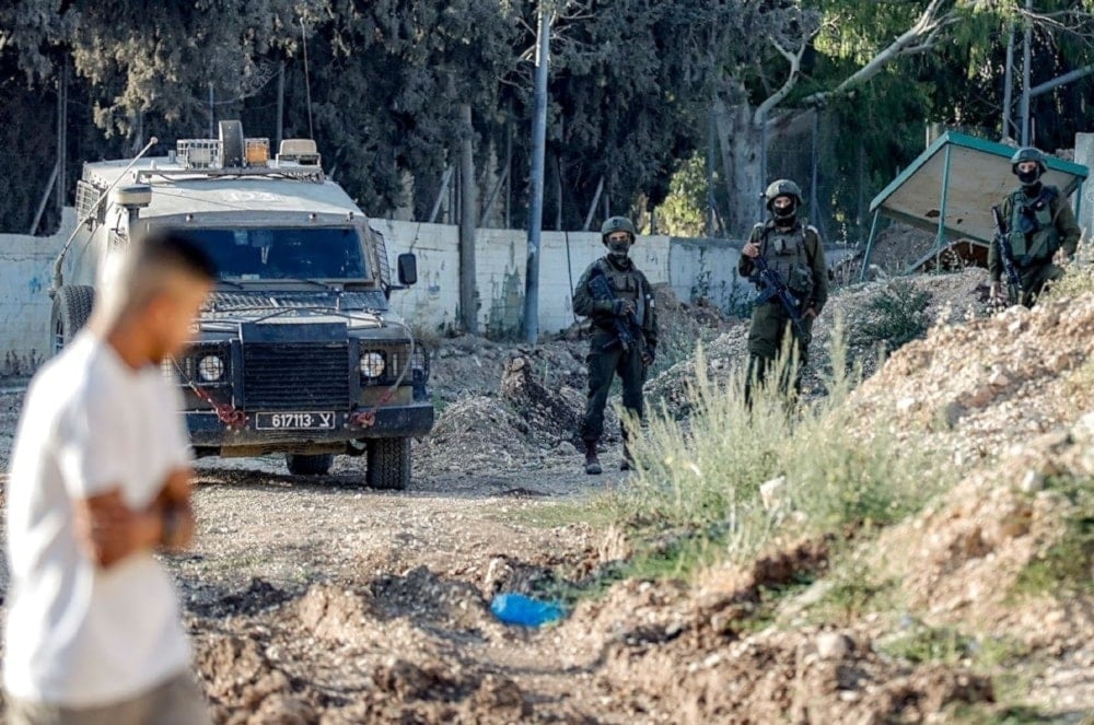 Soldados israelíes vigilan un cementerio en Yenín, Cisjordania ocupada, el 6 de junio de 2025. (Foto: AFP)
