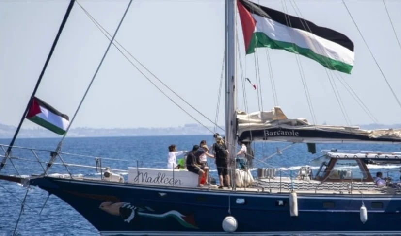 Activistas propalestinos en el barco Madleen rumbo a Gaza.