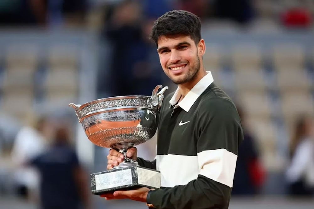 Alcaraz vence a Sinner y mantiene dominio en Roland Garros.